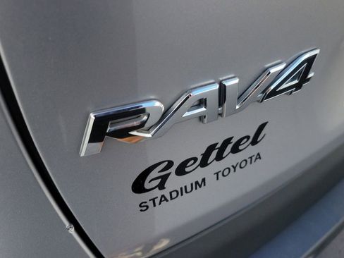 Used 2021 Toyota RAV4 LE image 5