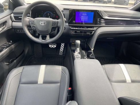 Used 2025 Toyota Camry SE FWD image 11