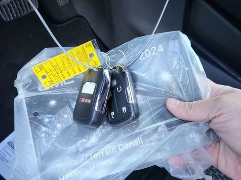 Used 2024 GMC Terrain SLE w/ Driver Convenience Package image 13