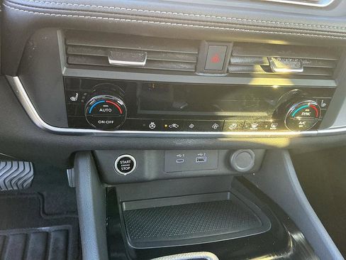 Used 2023 Nissan Rogue SV w/ SV Premium B Package image 17