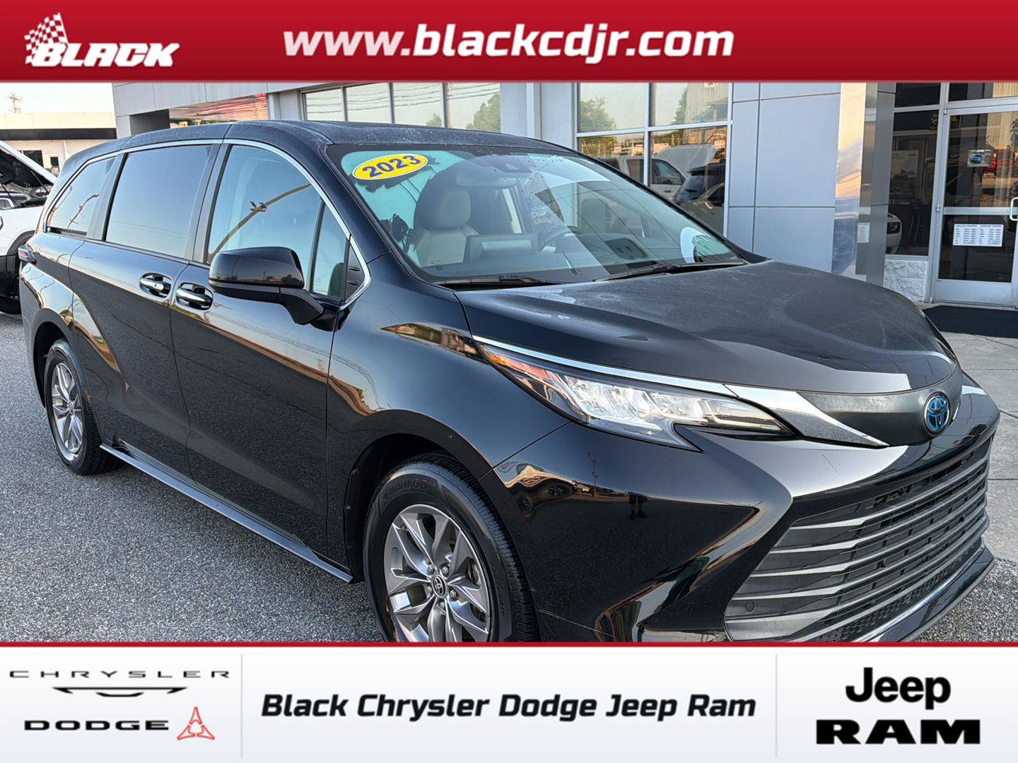 Used 2023 Toyota Sienna XLE FWD image 1