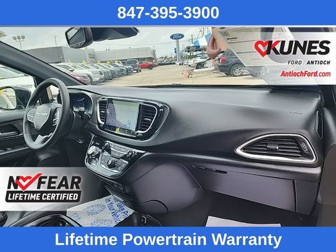 Used 2025 Chrysler Pacifica Select FWD image 44