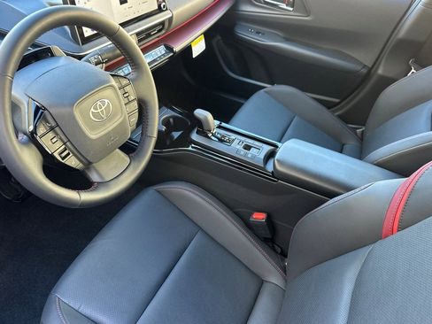 Used 2025 Toyota Prius Plug-In Hybrid image 4