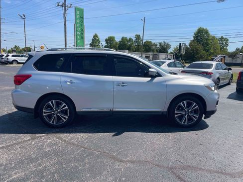Used 2017 Nissan Pathfinder Platinum w/ Family Entertainment Package AWD/4WD image 10