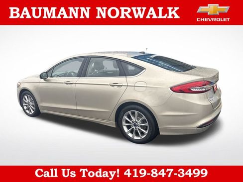 Used 2017 Ford Fusion SE w/ Fusion SE Technology Package FWD image 9