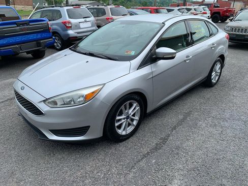 Used 2016 Ford Focus SE FWD image 2