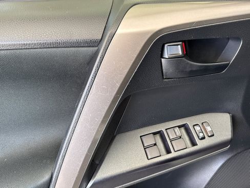 Used 2018 Toyota RAV4 LE FWD image 10