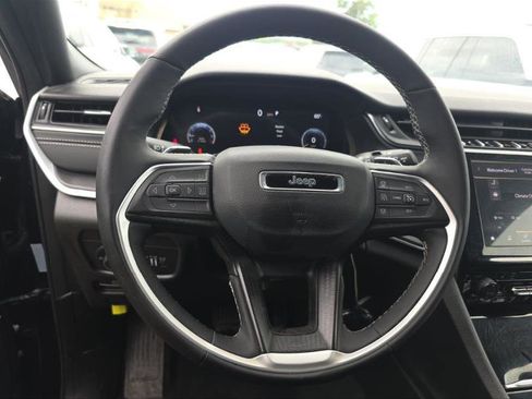 Used 2025 Jeep Grand Cherokee Altitude image 4