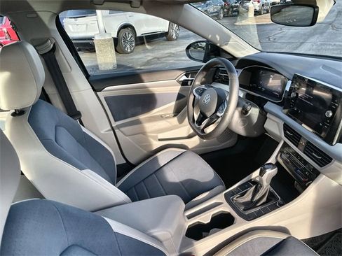 Used 2025 Volkswagen Jetta SE w/ Sunroof Package image 18