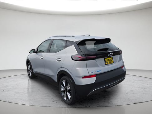 Used 2022 Chevrolet Bolt EUV LT w/ Convenience Package FWD image 5