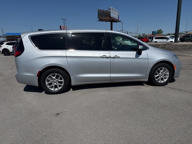 Used 2023 Chrysler Pacifica Touring-L FWD image 6