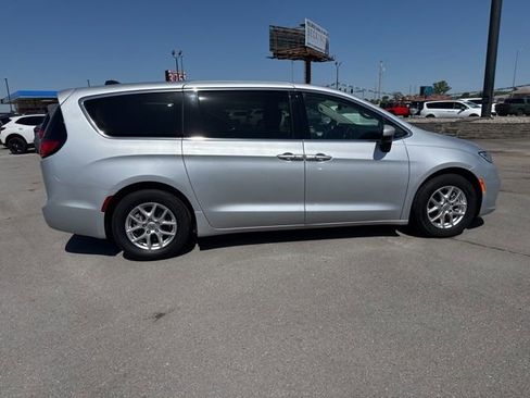 Used 2023 Chrysler Pacifica Touring-L FWD image 6