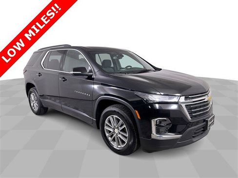 Used 2023 Chevrolet Traverse LT image 2