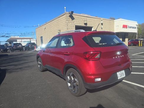 Used 2025 Hyundai Venue Limited FWD image 6