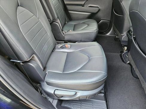 Used 2020 Toyota Highlander XLE image 21