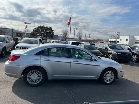 Used 2009 Chrysler Sebring Touring FWD image 4