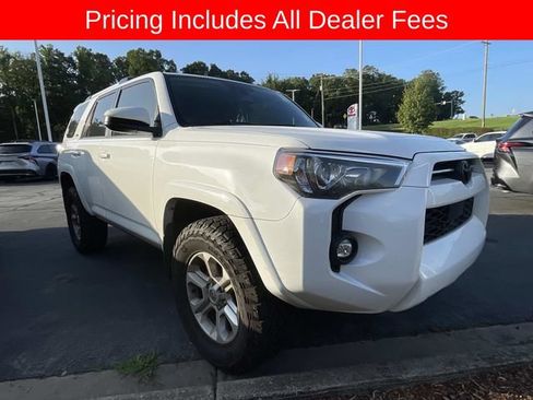 Used 2023 Toyota 4Runner SR5 AWD/4WD image 11