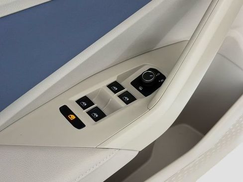 Used 2025 Volkswagen Jetta SE FWD image 19