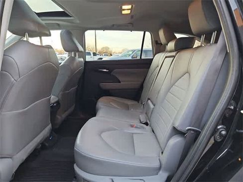 Used 2022 Toyota Highlander XLE image 21