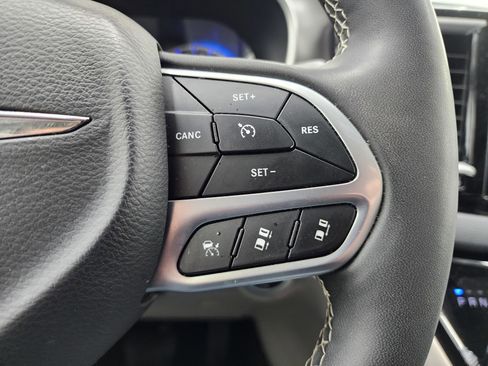 Used 2024 Chrysler Pacifica Touring-L image 18