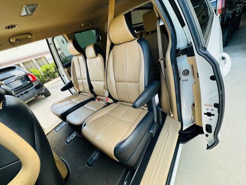Used 2017 Kia Sedona LX w/ LX Essentials Premium Package FWD image 22
