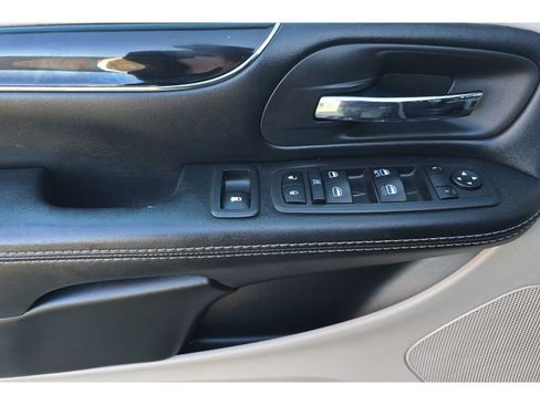 Used 2018 Dodge Grand Caravan SXT image 13