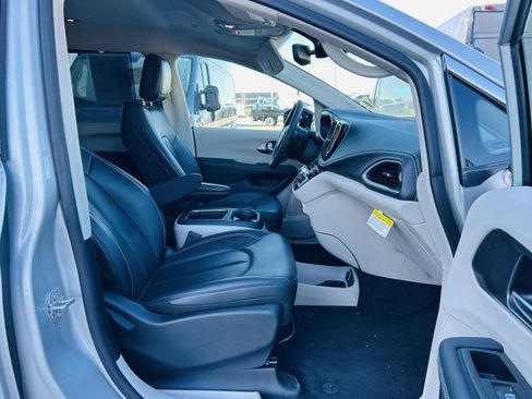 Used 2024 Chrysler Pacifica Touring-L image 33