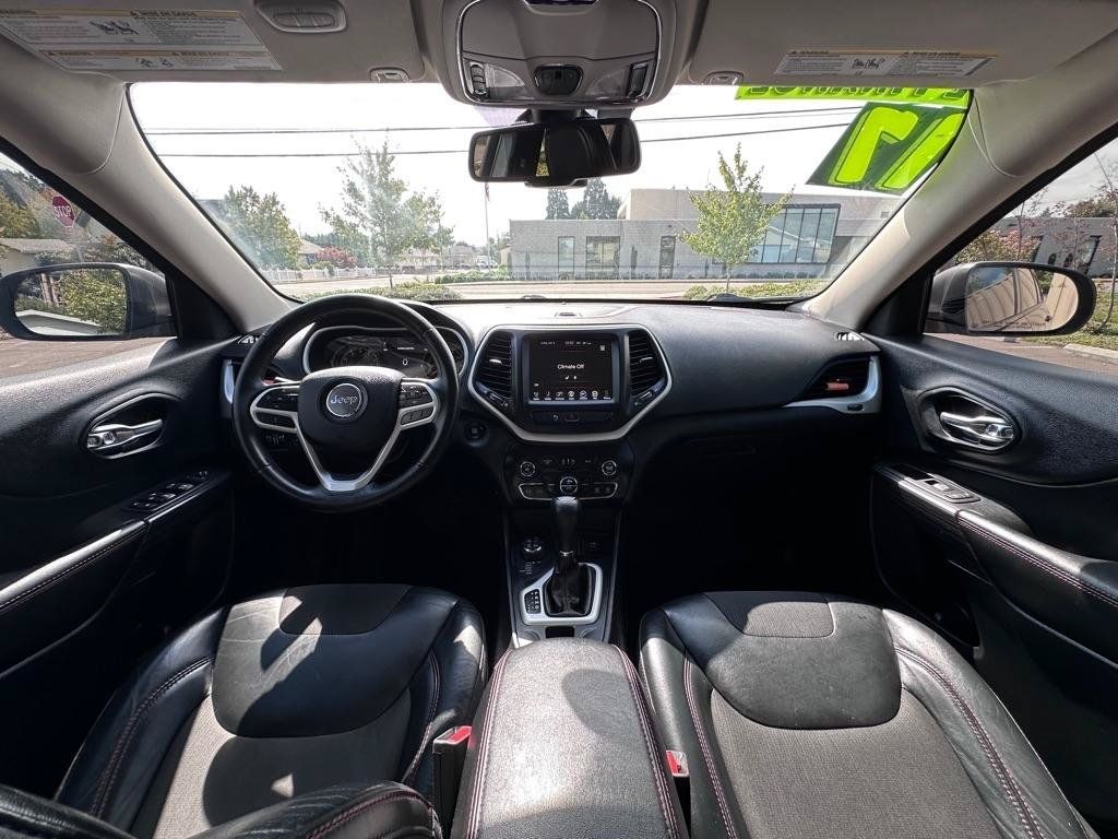 Used 2017 Jeep Cherokee Trailhawk w/ Comfort & Convenience Group AWD/4WD image 13