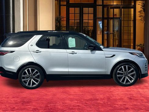Used 2024 Land Rover Discovery Dynamic SE image 9