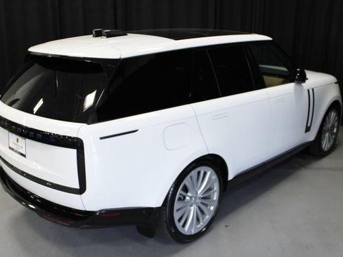 Used 2025 Land Rover Range Rover SE AWD/4WD image 13