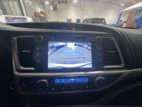 Used 2017 Toyota Highlander XLE AWD/4WD image 29