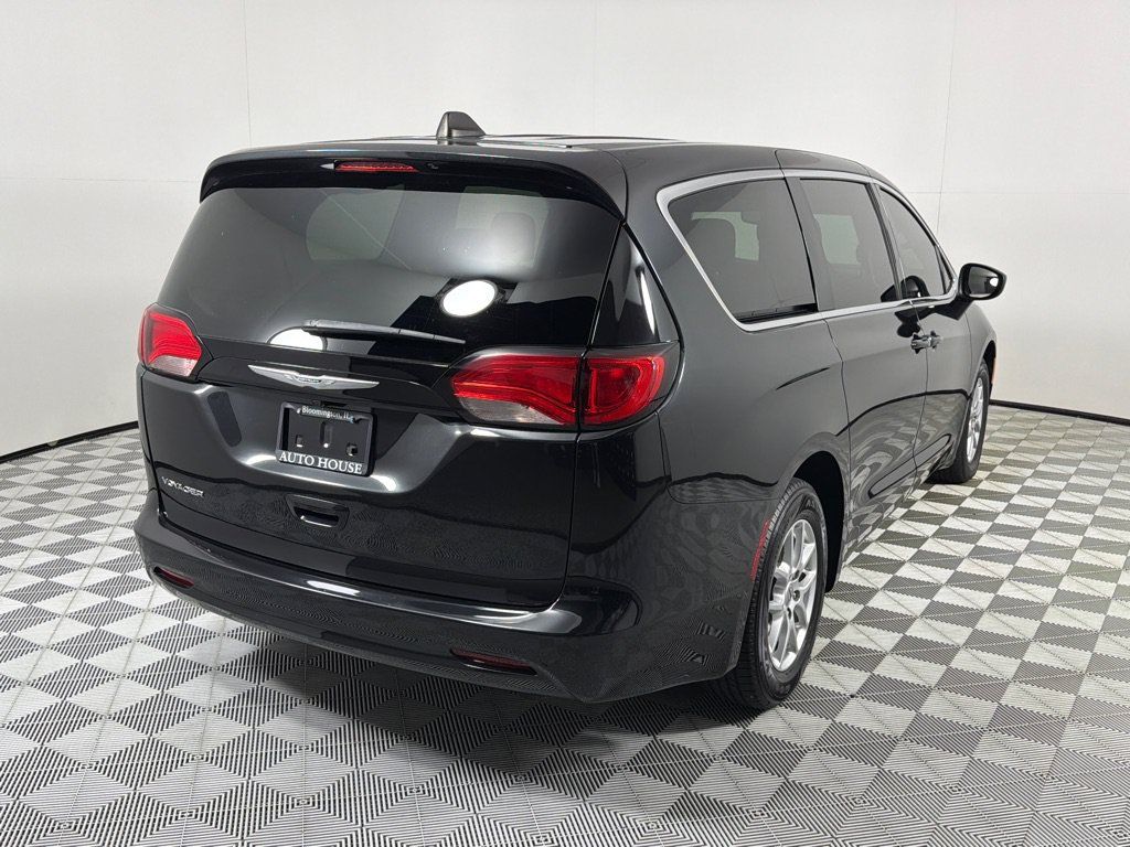 Used 2023 Chrysler Voyager LX FWD image 5