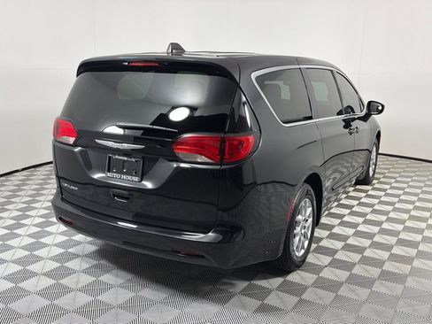 Used 2023 Chrysler Voyager LX FWD image 5