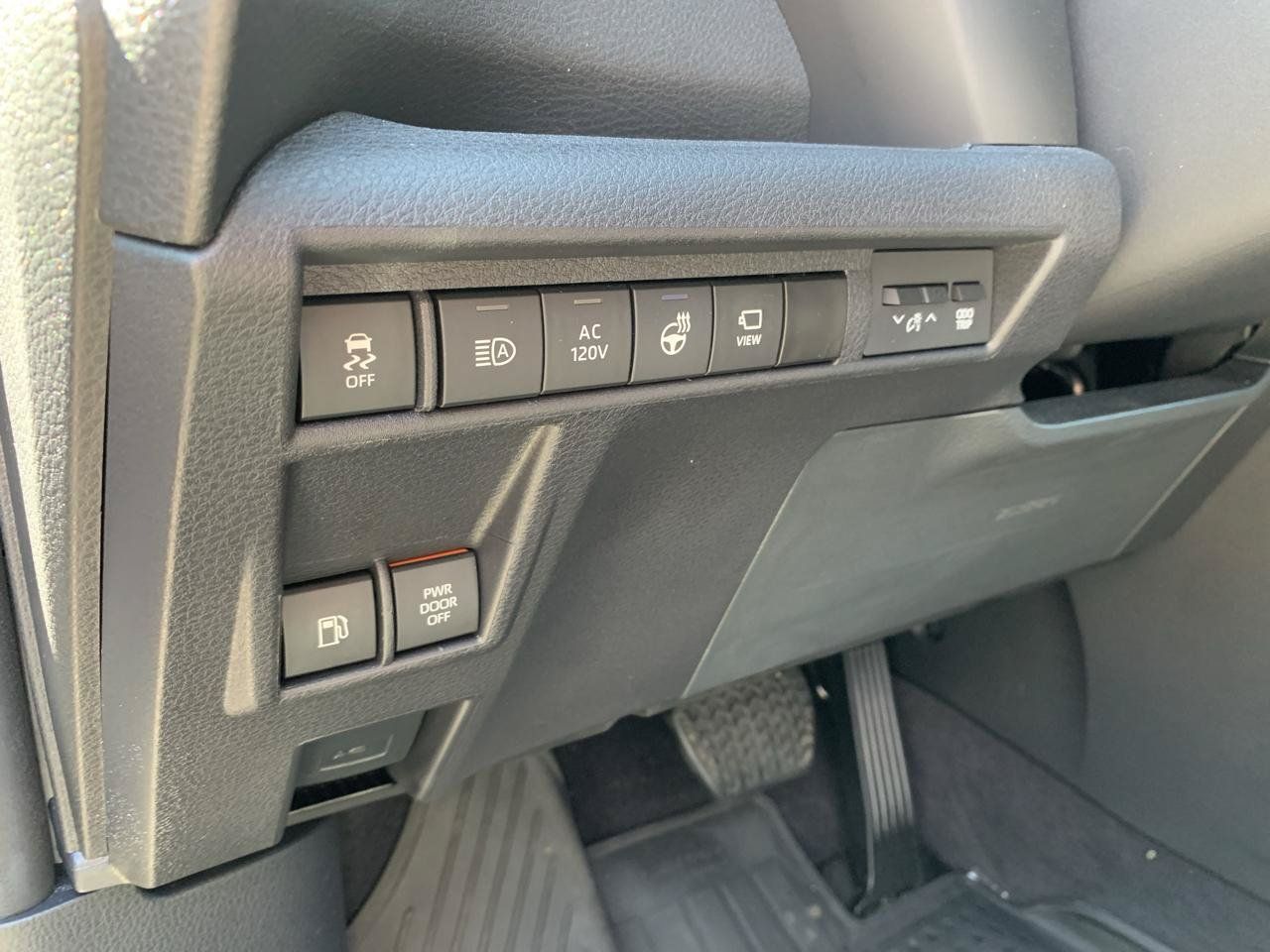 Used 2025 Toyota Sienna Platinum AWD/4WD image 12