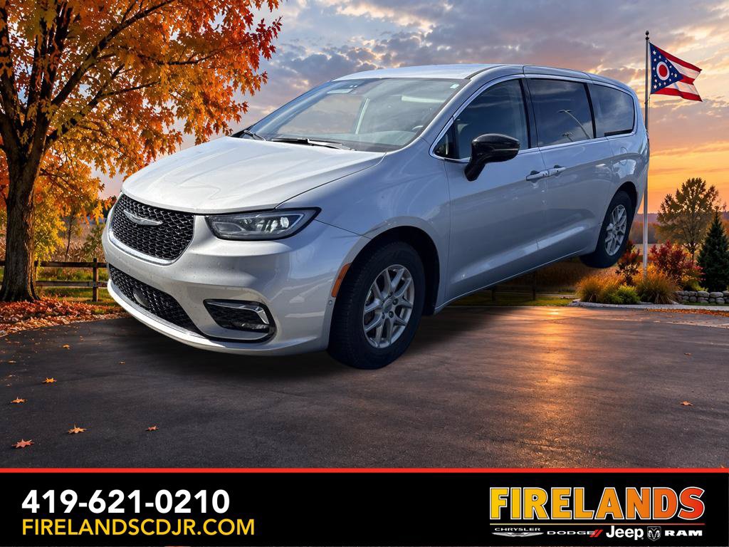 Used 2024 Chrysler Pacifica Touring-L FWD image 1