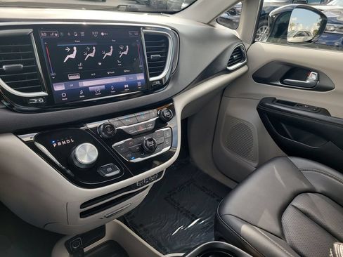 Used 2024 Chrysler Pacifica Touring-L FWD image 24