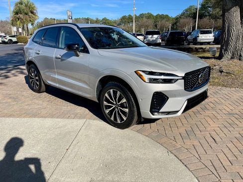 Used 2025 Volvo XC60 B5 Plus image 8