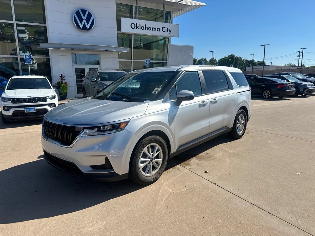 Used 2023 Kia Carnival LX FWD image 1