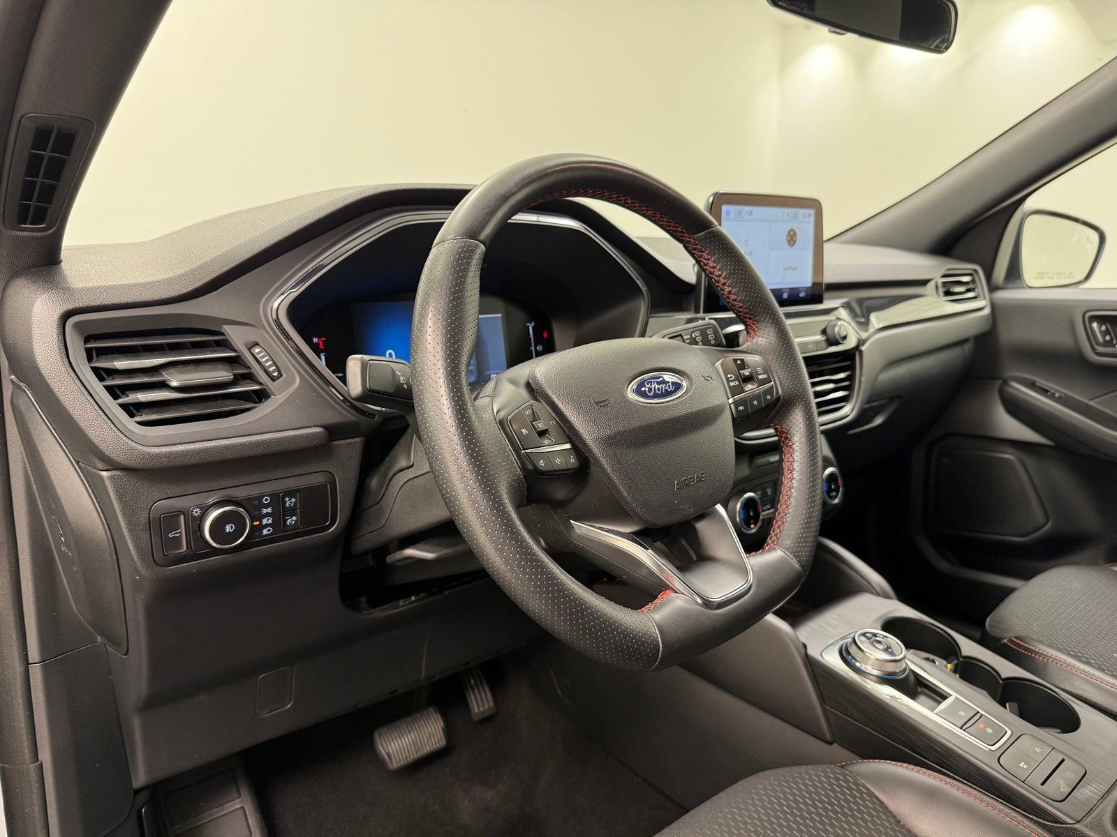 Used 2025 Ford Escape ST-Line Select AWD/4WD image 16
