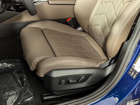 Used 2025 BMW 530i xDrive w/ Premium Package image 19