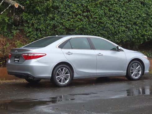 Used 2017 Toyota Camry SE w/ Moonroof Package image 4