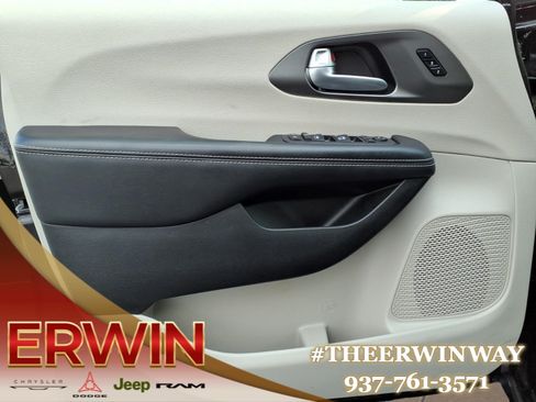 Certified 2024 Chrysler Pacifica Touring-L FWD image 10
