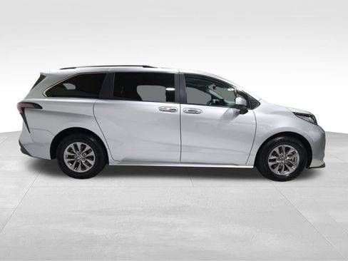Used 2025 Toyota Sienna XLE image 5