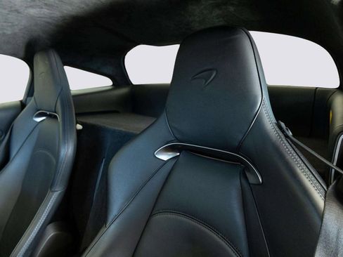 Used 2023 McLaren Artura image 16