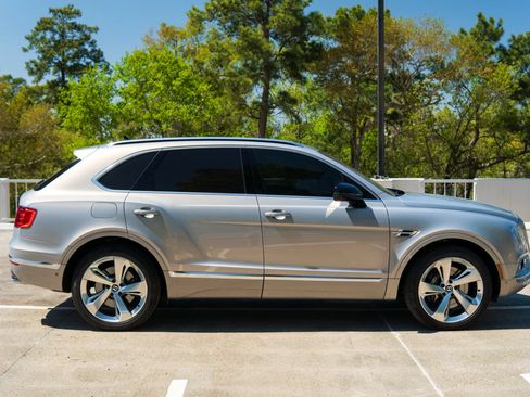 Used 2017 Bentley Bentayga AWD/4WD image 10