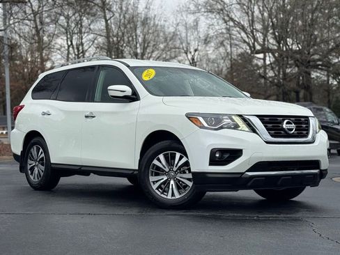 Used 2017 Nissan Pathfinder SV image 2