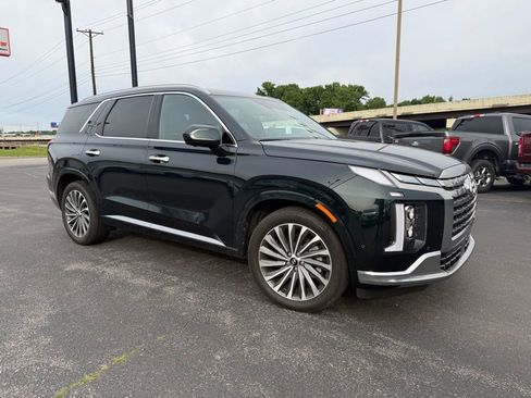 Used 2025 Hyundai Palisade Calligraphy FWD image 2