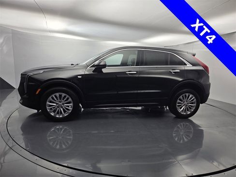 Used 2024 Cadillac XT4 Luxury w/ Cold Weather Package image 4
