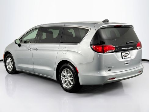 Used 2023 Chrysler Voyager LX image 9