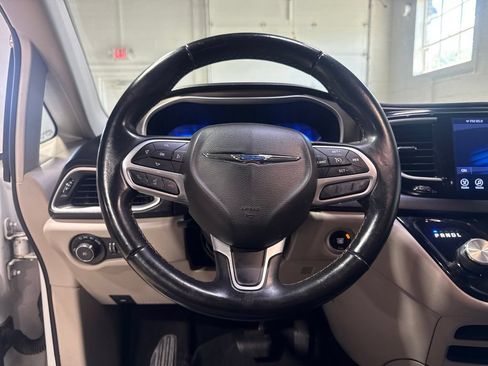 Used 2017 Chrysler Pacifica Touring-L FWD image 10